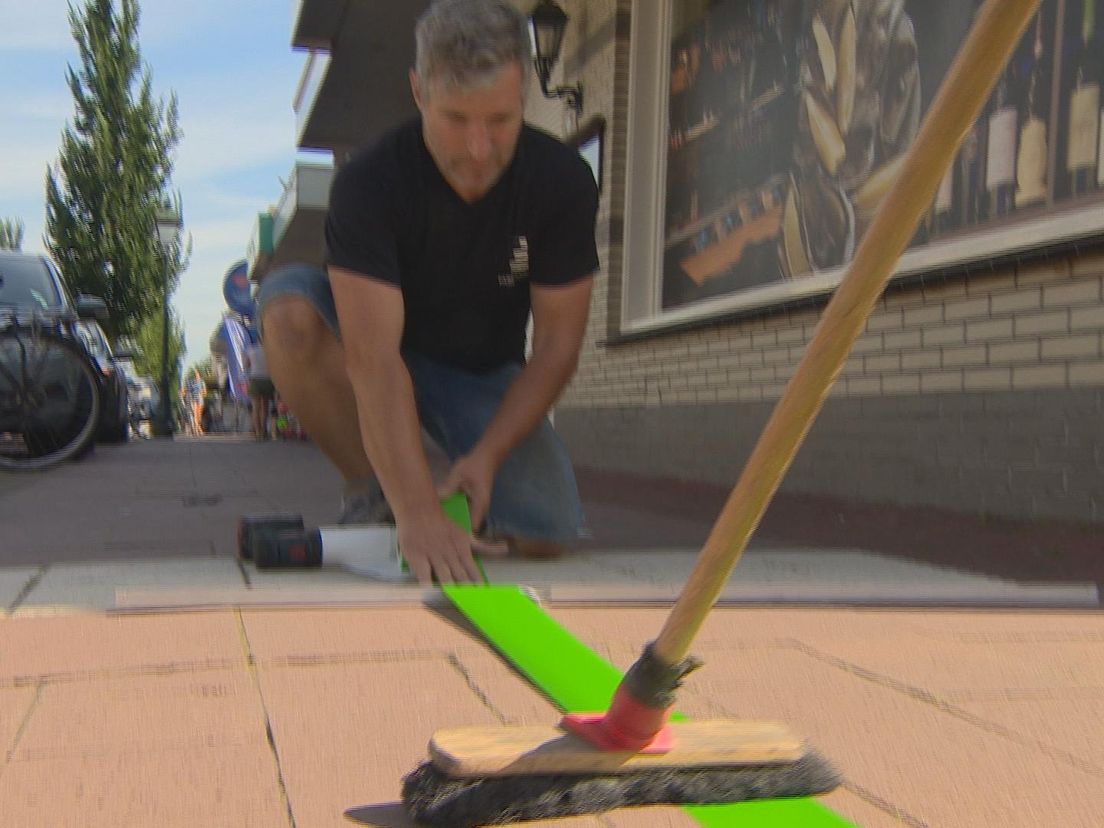 Straatstickers plakken in Numansdorp