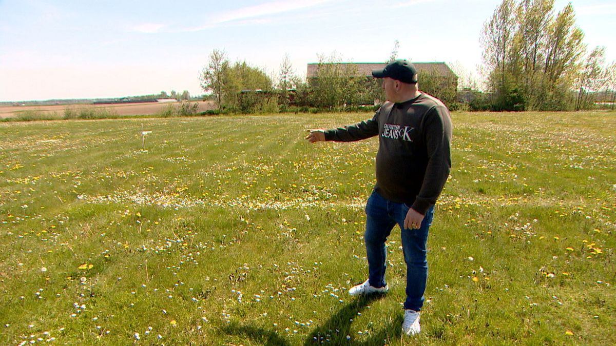 Neel wordt er moedeloos van: hij wacht al jaren op het beloofde plekje in het woonwagenkamp