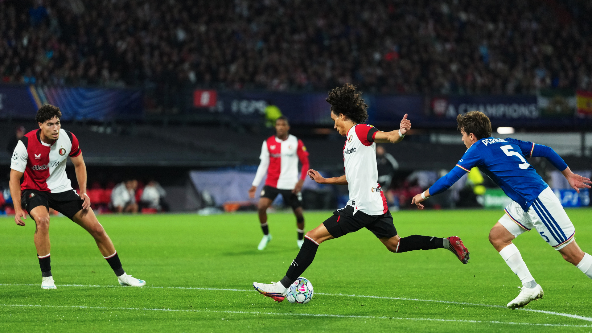 Gjivai Zechiël zet Feyenoord tegen Como op gelijke hoogte