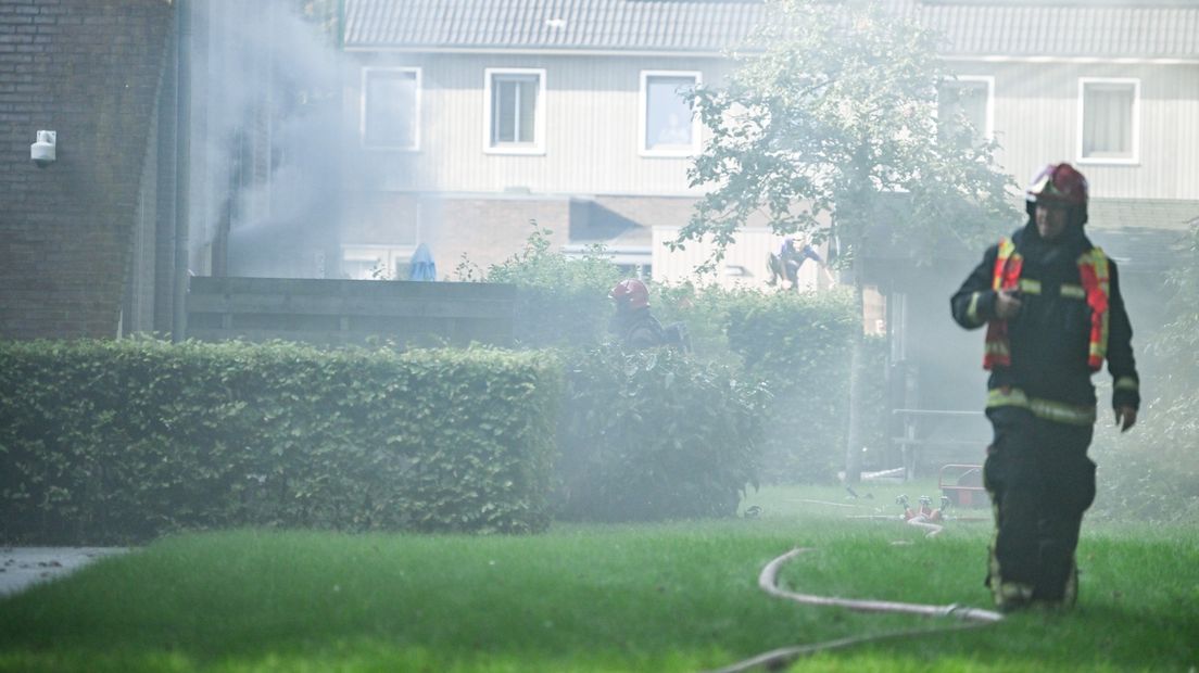 Brandweer in de tuin van de woning