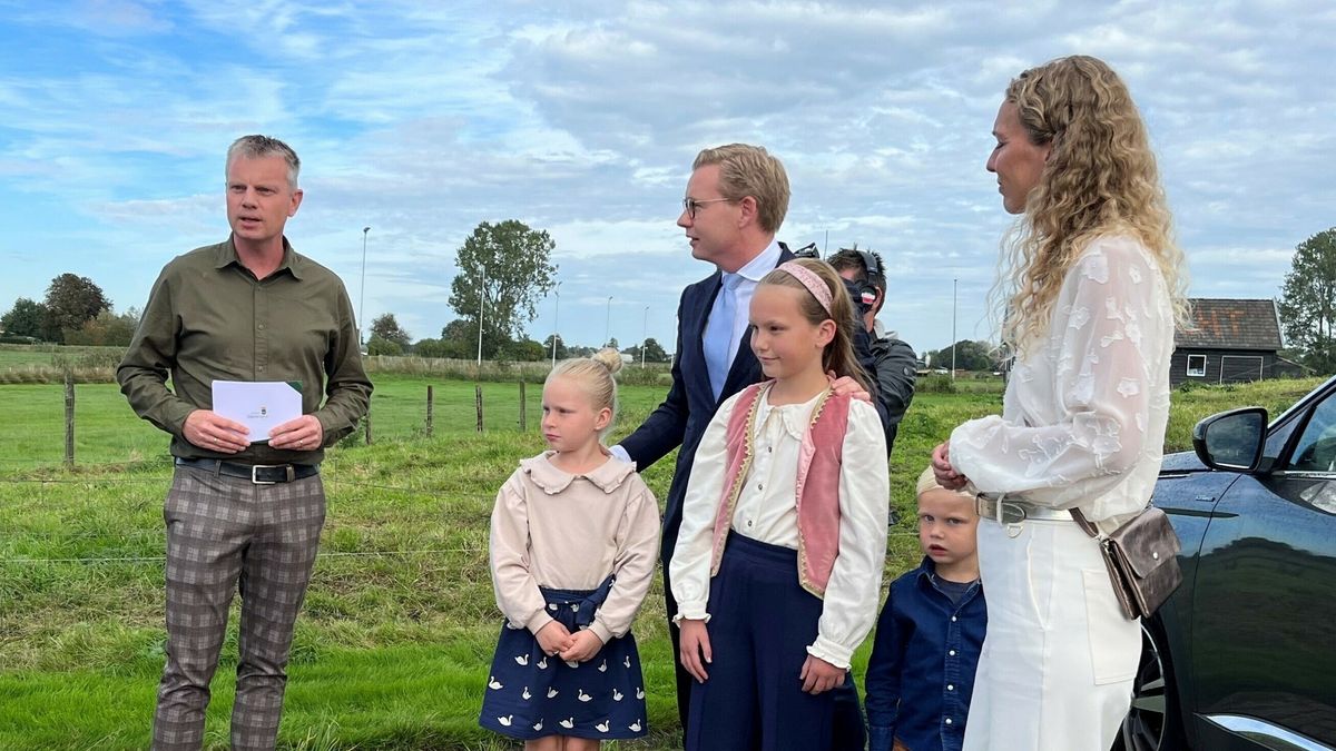 Jongste burgemeester van Fryslân feestelijk verwelkomd in Nij Beets