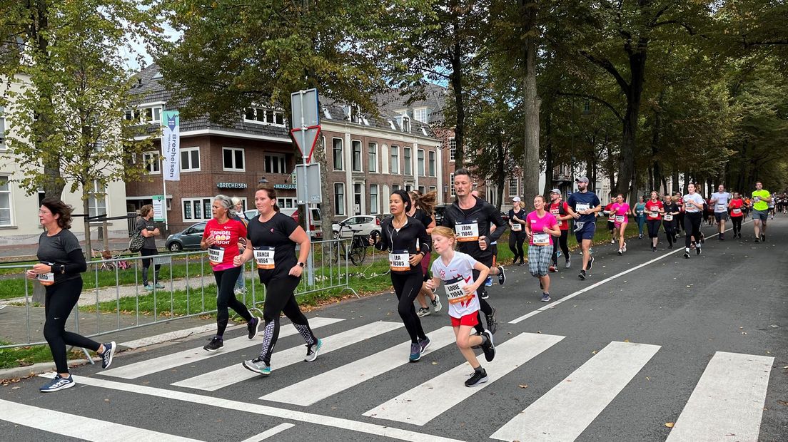 De eerste deelnemers passeren de Maliebaan