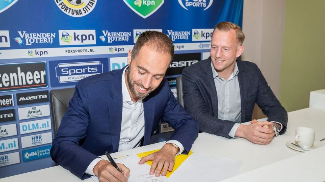 Sjoerd Ars (rechts) bij de ondertekening van het contract van trainer Ultee.