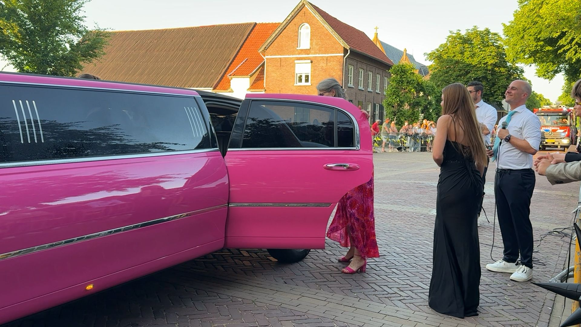 Roze limousine zorgt voor topentree bij examengala