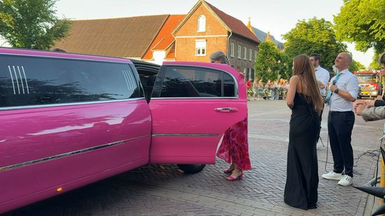 Roze limousine zorgt voor topentree bij examengala