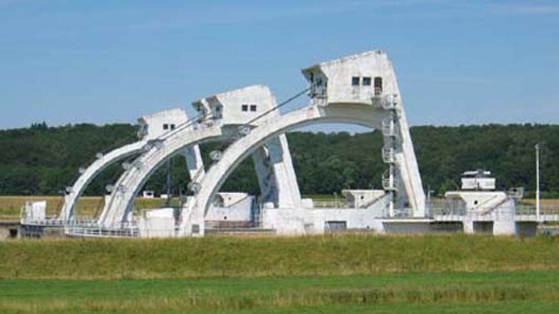 Nederrijn bij sluis Driel gestremd