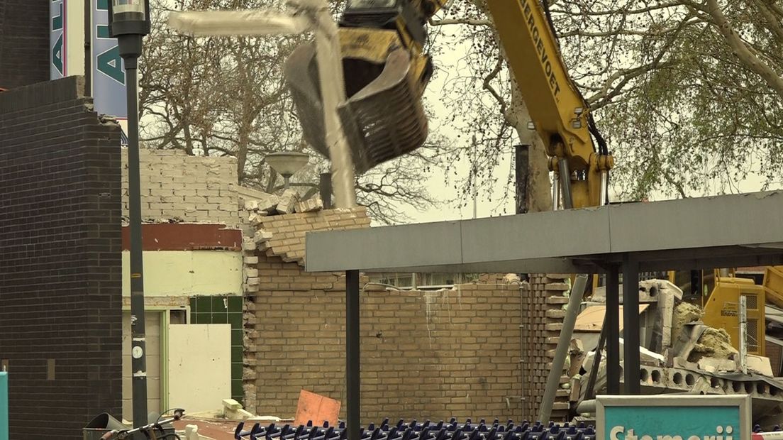 Op de locatie van de plofkraak in Doetinchem zijn vrijdag nog explosieve stoffen gevonden. Die zijn verwijderd en worden onderzocht. De politie moest daarom de locatie van de plofkraak tijdelijk ruimer afzetten. Dat betekende onder meer dat de Albert Heijn moest worden ontruimd. De supermarkt ging vrijdagmiddag weer open.