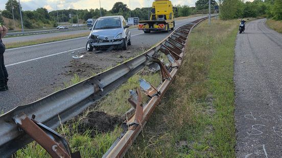 Ongeval met gevaarlijke stof • auto ramt vangrail. Ongeval met gevaarlijke stof • auto ramt vangrail.
