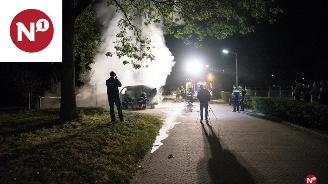 Een bestelbusje is maandagavond op de Bredestraat in de wijk Nijmegen-Nieuw-West volledig uitgebrand.