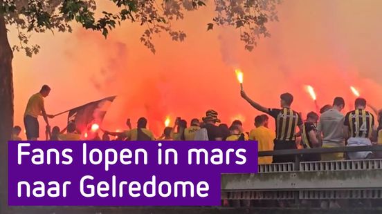 De fans van Vitesse liepen een corteo, een mars vanaf de Korenmarkt naar GelreDome