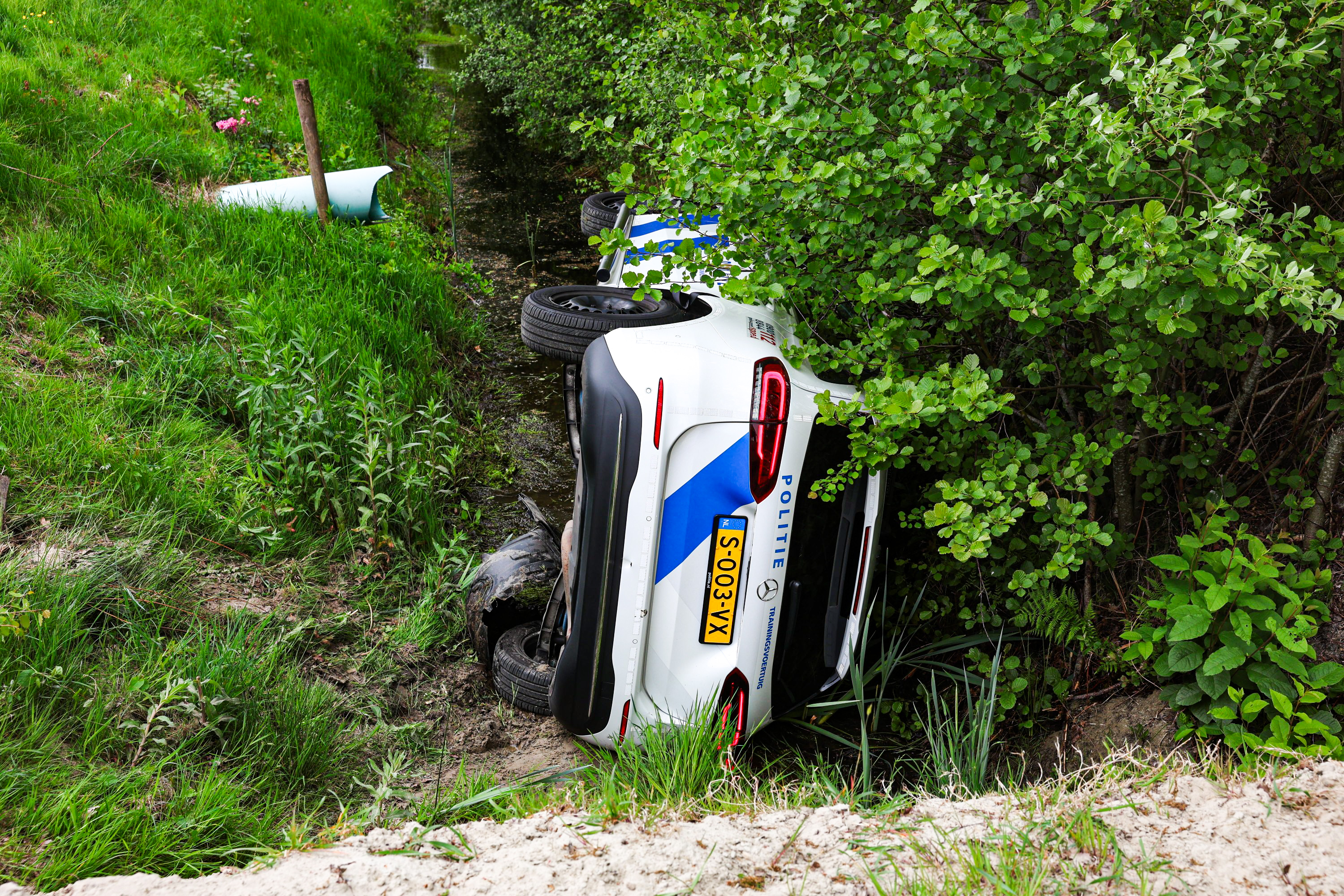 Politieauto in de sloot