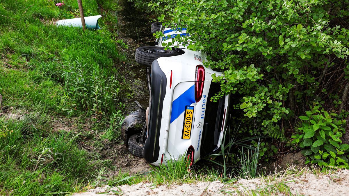 Politieauto in de sloot bij Drachten