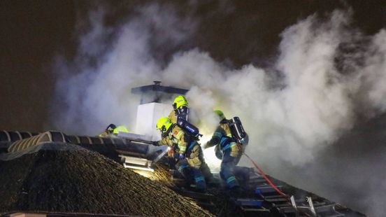 Brand in rieten kap; bewoners schuilen in auto