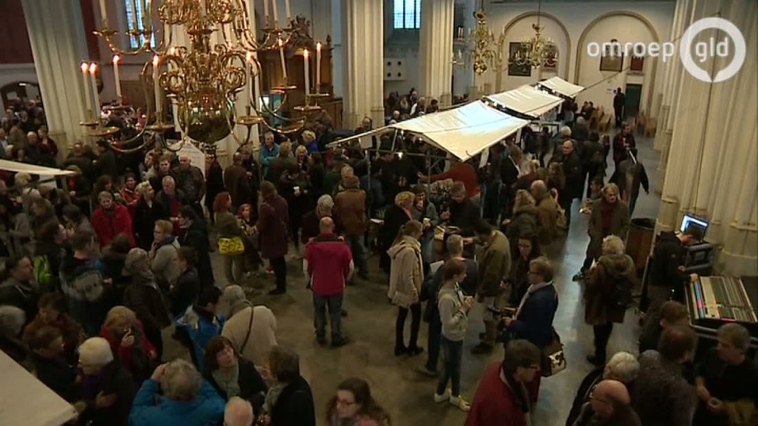 Koks die in de noodopvang op Heumensoord zitten, hebben vandaag gekookt voor Nijmegenaren. Iedereen die dat wilde, kon naar de Stevenskerk om de lekkernijen te proeven.