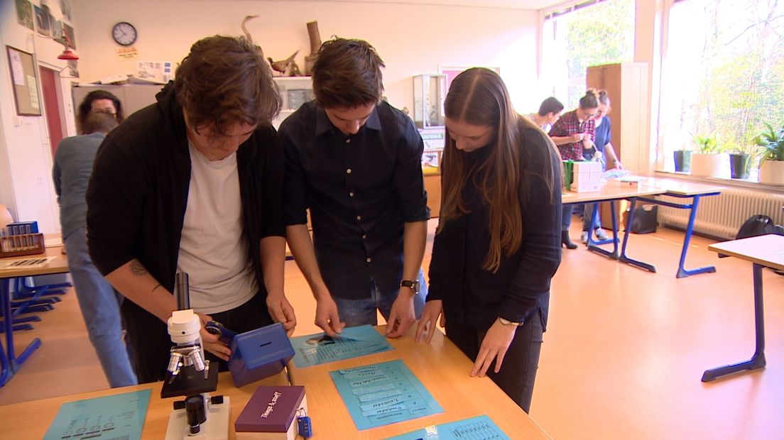 Studenten lossen vraagstukken op in de biologie escaperoom.