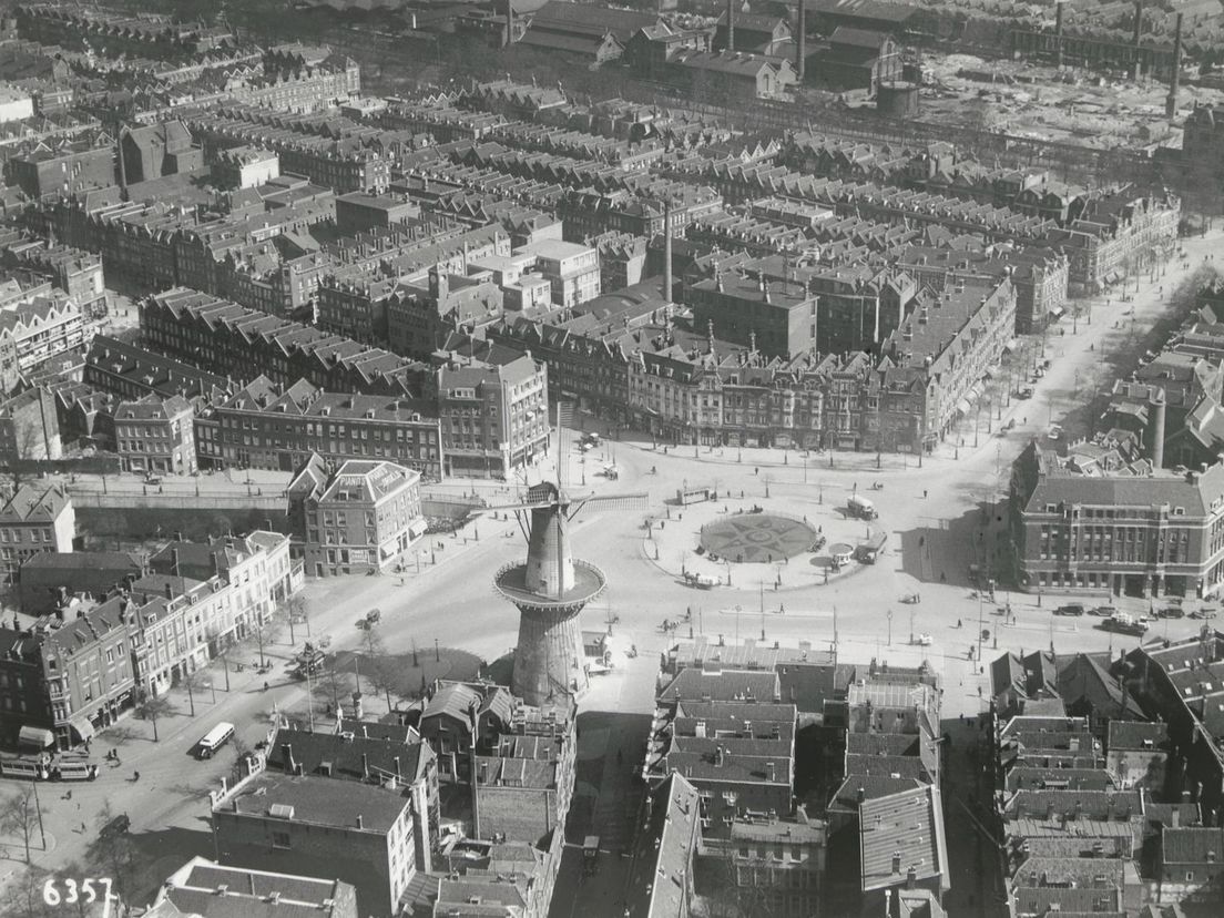 Het Oostplein met de marinierskazerne voor 1940