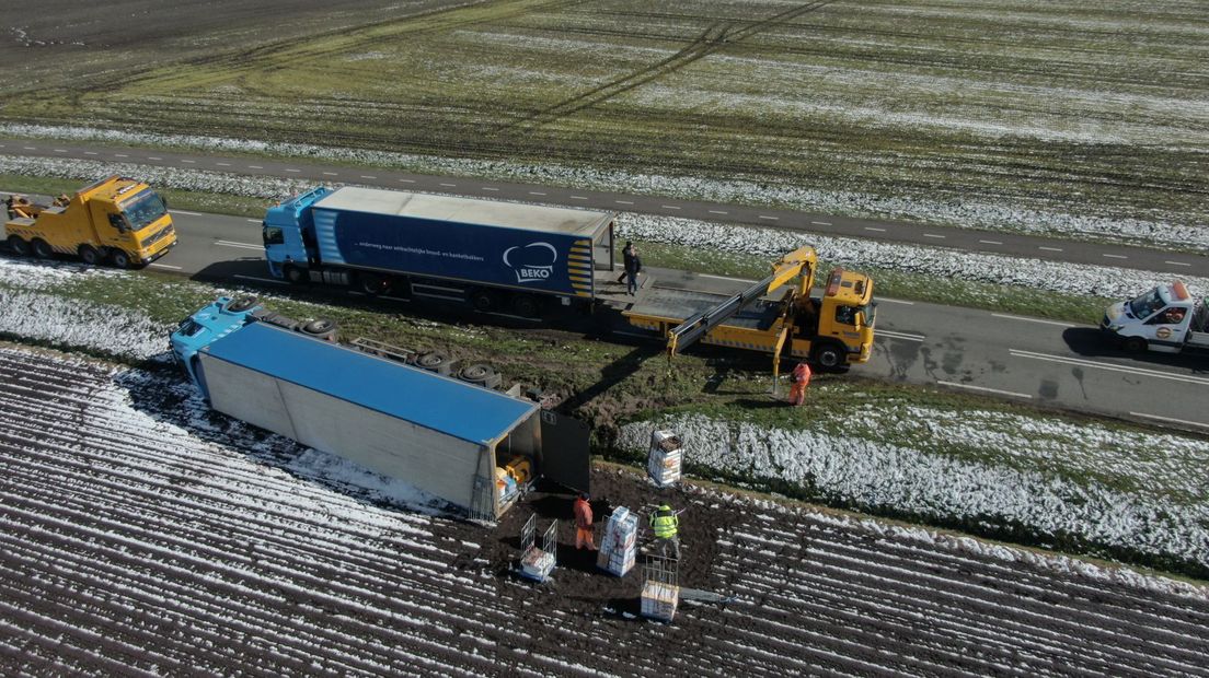 De vrachtwagen wordt leeggehaald