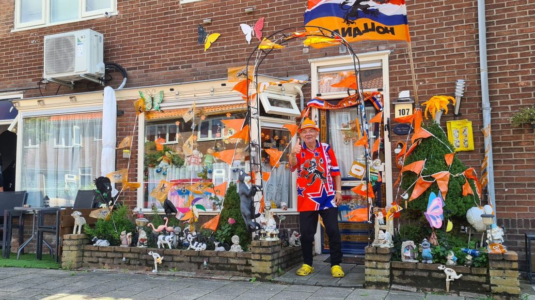Fred kasteel voor zijn versierde huis.