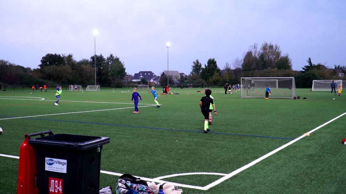 Trainende kinderen bij voetbalvereniging DVOL in Lent.
