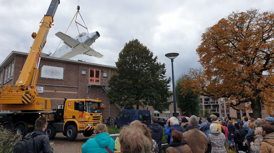 Past ‘ie wel of niet? Hijskraan takelt vliegtuig op oud schooltje in Enschede