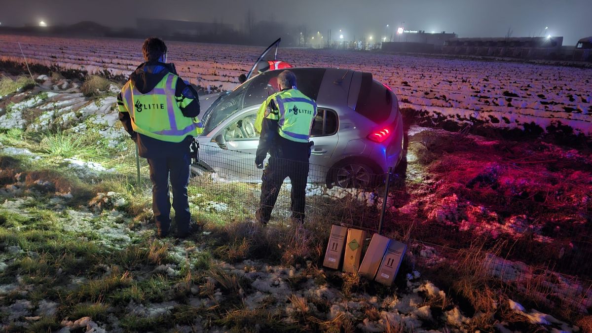 Bestuurder vliegt van de weg en belandt in berm naast A73