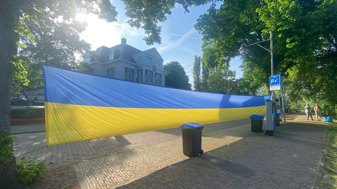 De vlag hangt tegenover de Russische ambassade