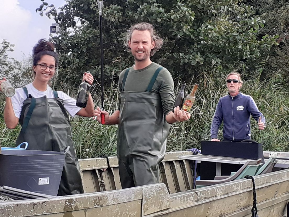 Vrijwilligers Maria en Joost met een deel van de 'buit'