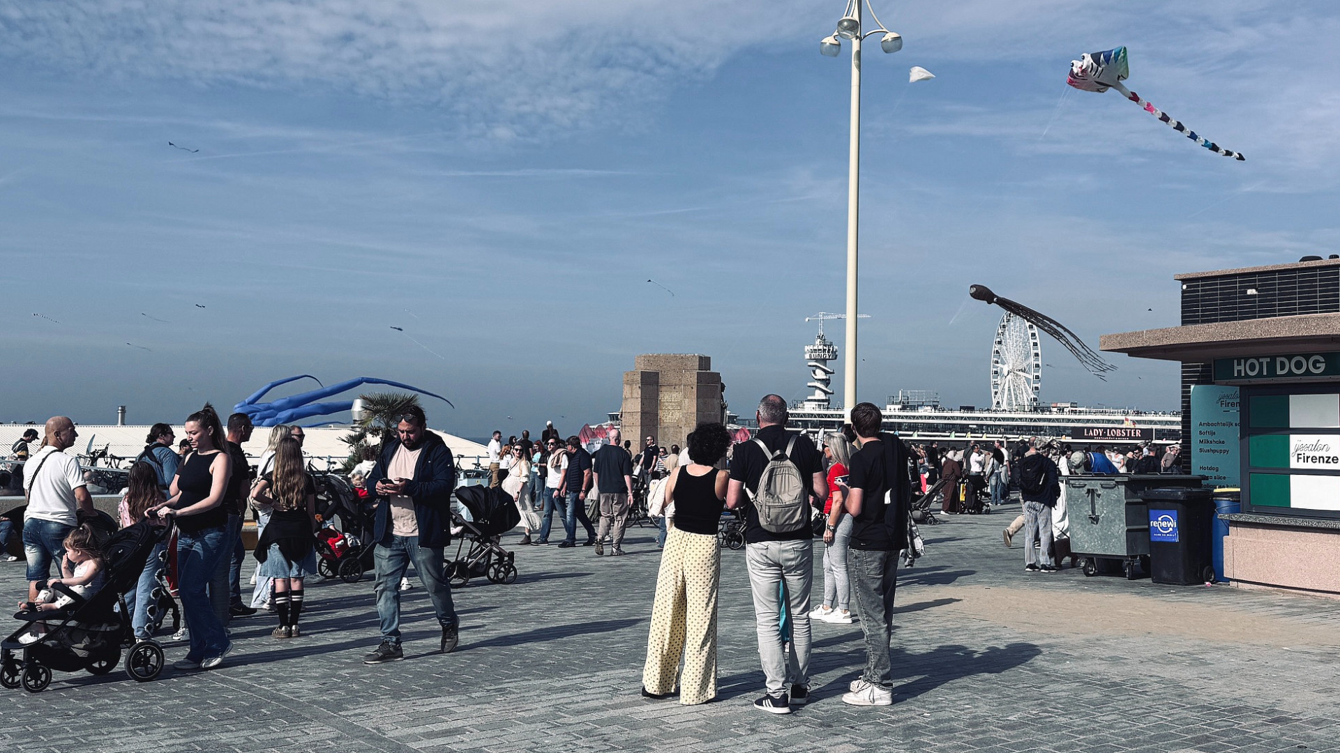 Het Vliegerfestival trekt veel mensen naar de boulevard van Scheveningen