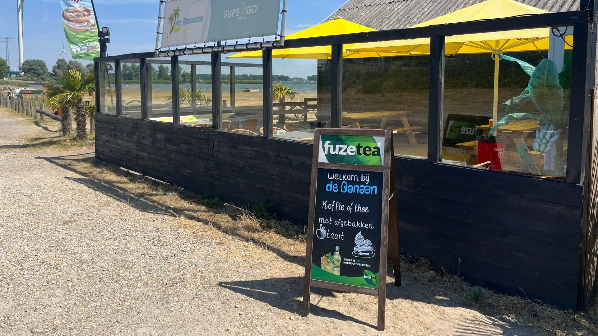 Het terras van horecazaak De Banaan