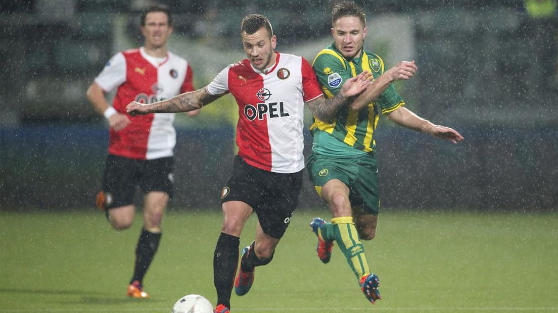 25 januari 2014: John Goossens (links) en Aaron Meijers tijdens ADO - Feyenoord.