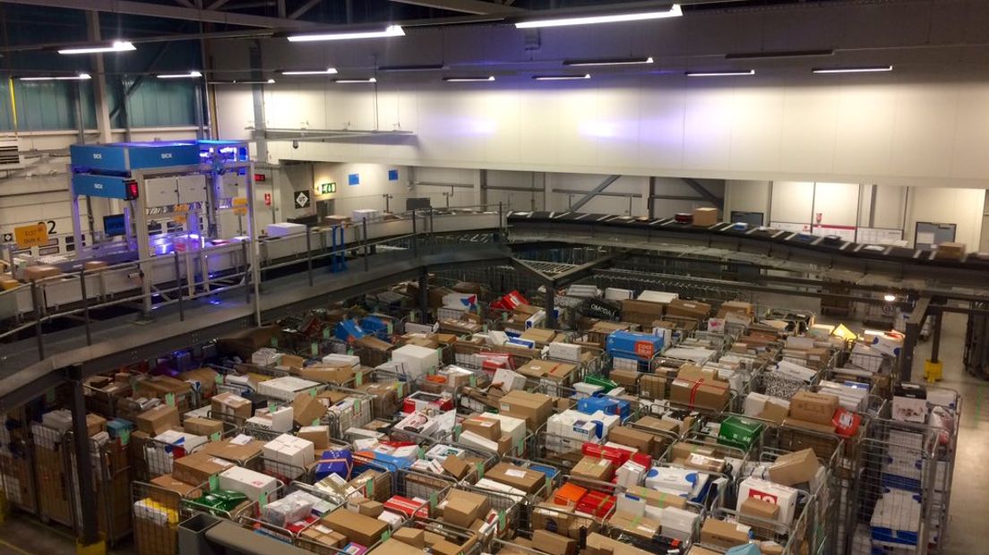 Naast alle pieten zijn de pakketbezorgers deze dagen de belangrijkste hulpen van Sinterklaas. Zeker deze week is het topdrukte bij het pakketsorteercentrum van PostNL in Elst.