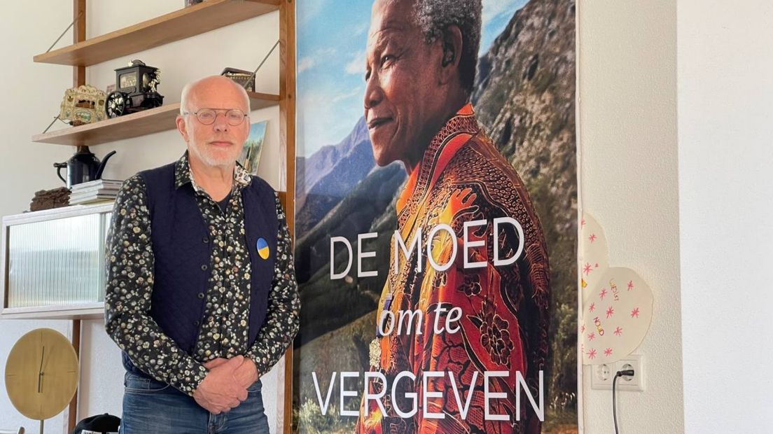 Jan Willem Slotema bij een foto van zijn inspiratiebron Nelson Mandela.
