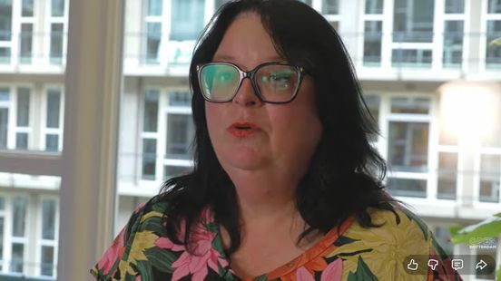 Minousche brengt 100 gehaakte Kroeldekens naar zorginstelling: 'Geen Ajax-dekens'