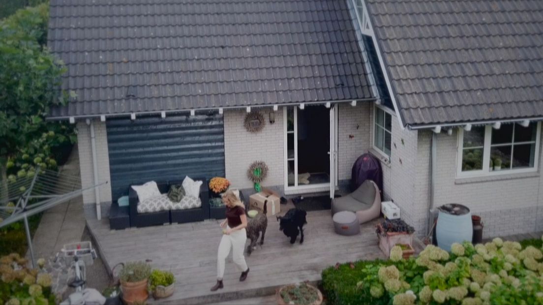 Beeld uit de videoclip, opgenomen bij het ouderlijk huis