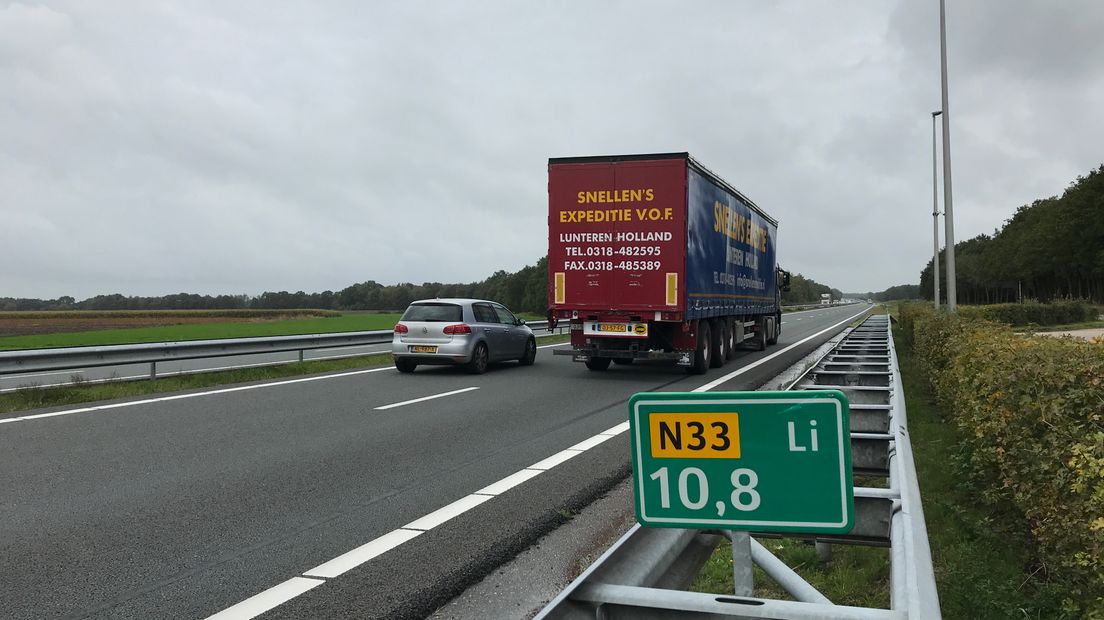 De N33 heeft geen vluchtstrook (Rechten: Serge Vinkenvleugel/RTV Drenthe)