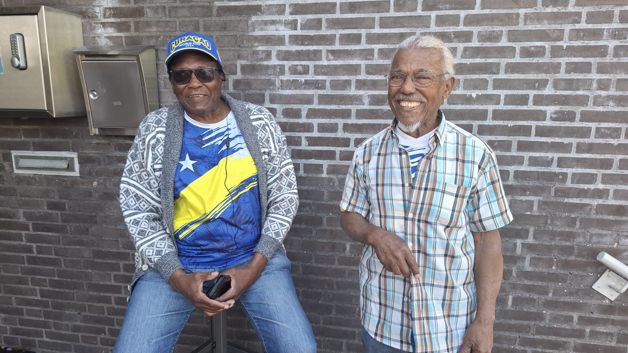 Curaçaoënaars in Zeeland juichen hun jongens toe: 'Curaçao is kleiner dan Zeeuws-Vlaanderen en we staan toch op dit wereldpodium!'
