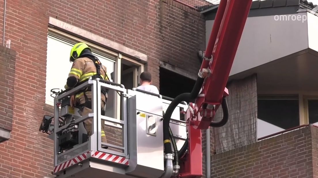 De brandweer redt mensen van hun balkon in Wageningen.