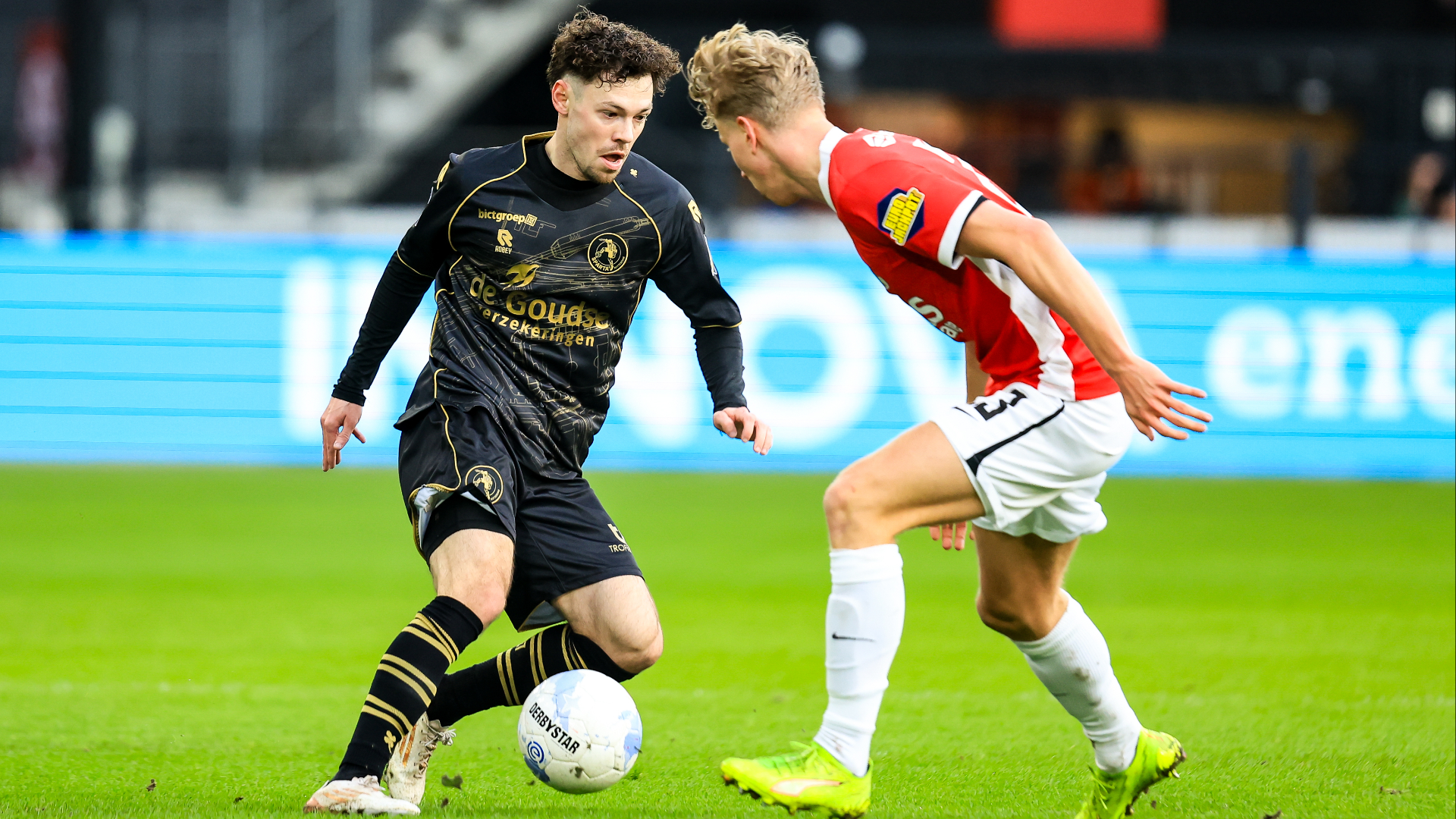 Mitchell van Bergen in actie tijdens AZ-Sparta