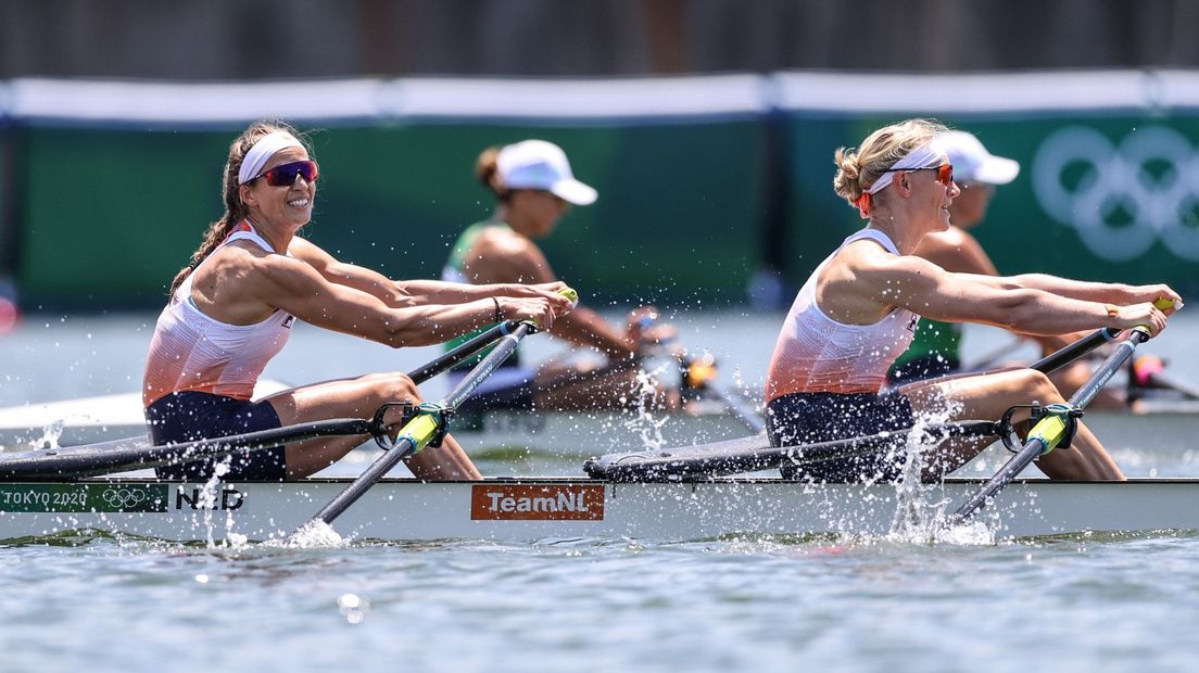 Roos de Jong en Lisa Scheenaard in het olympisch roeiwater van Tokio