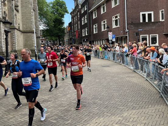 In beeld: Duizenden Utrechters genieten van zonovergoten marathon