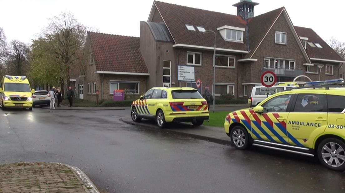 Archieffoto van de hulpdiensten bij het GGZ-gebouw na de steekpartij (Rechten: Persbureau Meter)