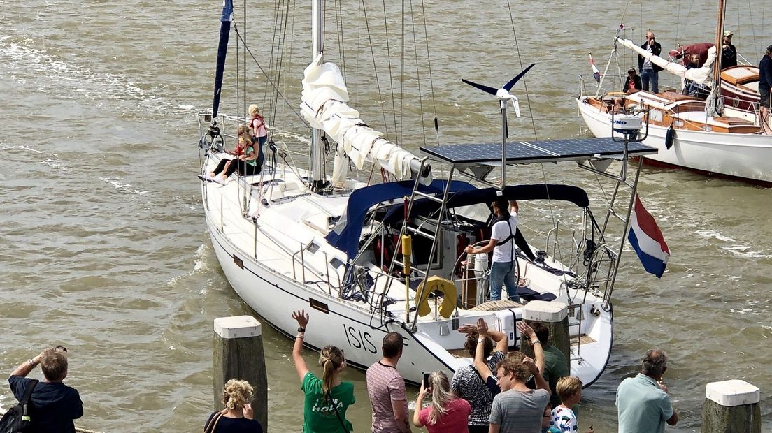 De Isis vertrekt vanuit de haven van Harlingen