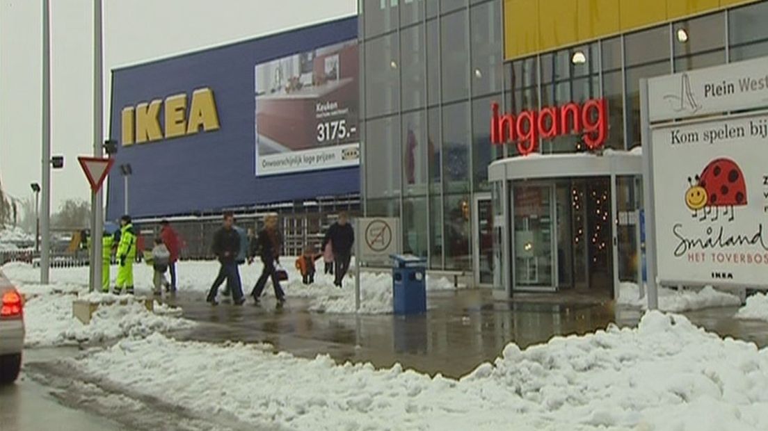 Het dak van de Ikea in Hengelo had het zwaar onder het gewicht van de sneeuw