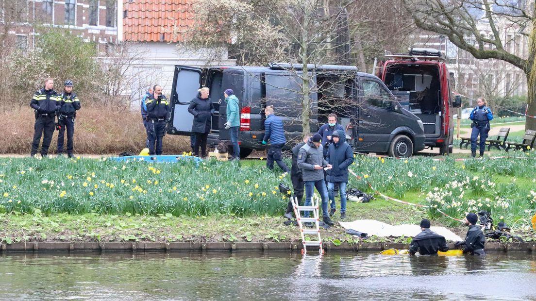 Duikers halen een dode uit het water.