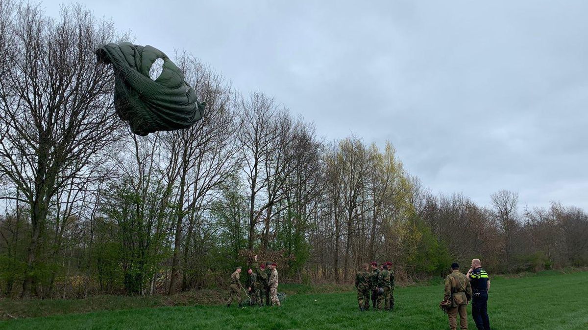 Parachutist Operatie Amherst gewond na mislukte landing bij Dieverbrug