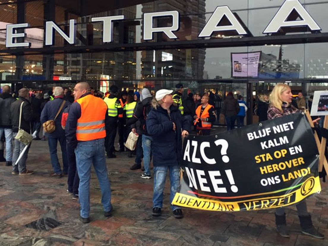 Demonstranten bij Rotterdam Centraal