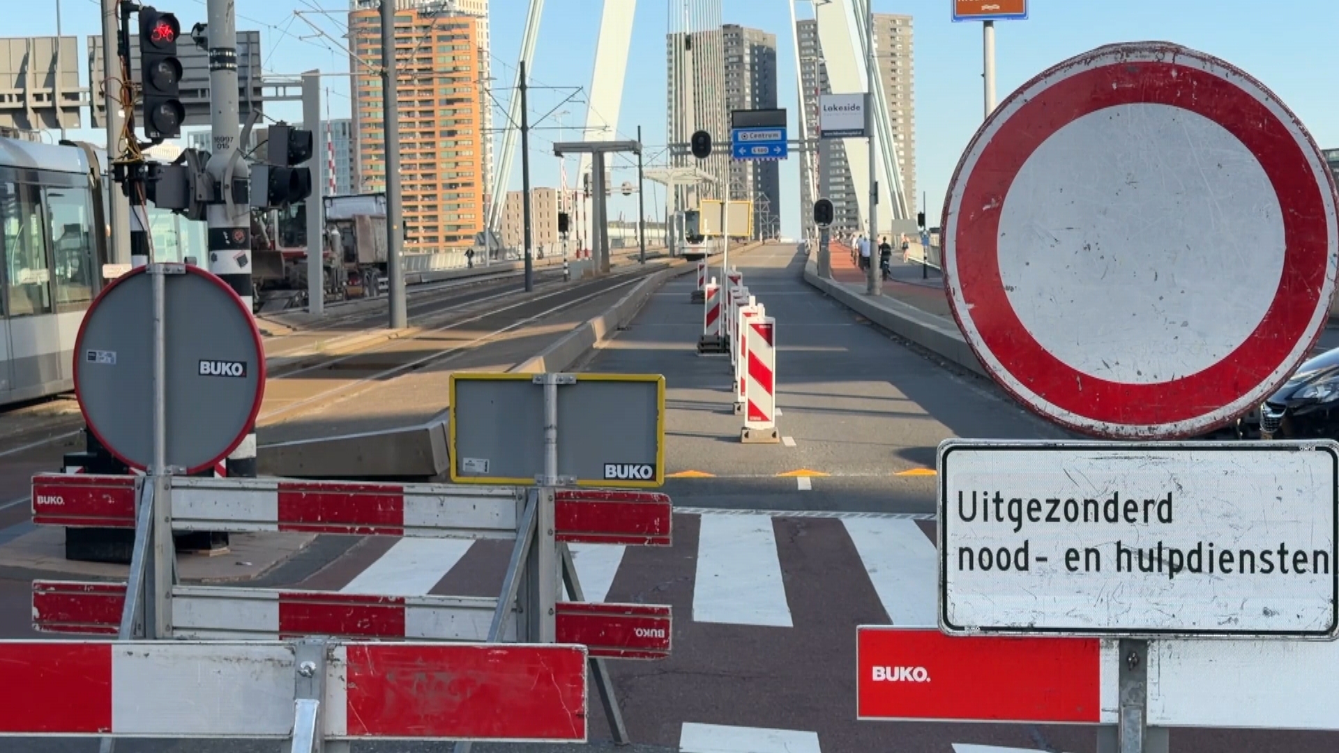 Erasmusbrug is afgesloten voor onderhoud.