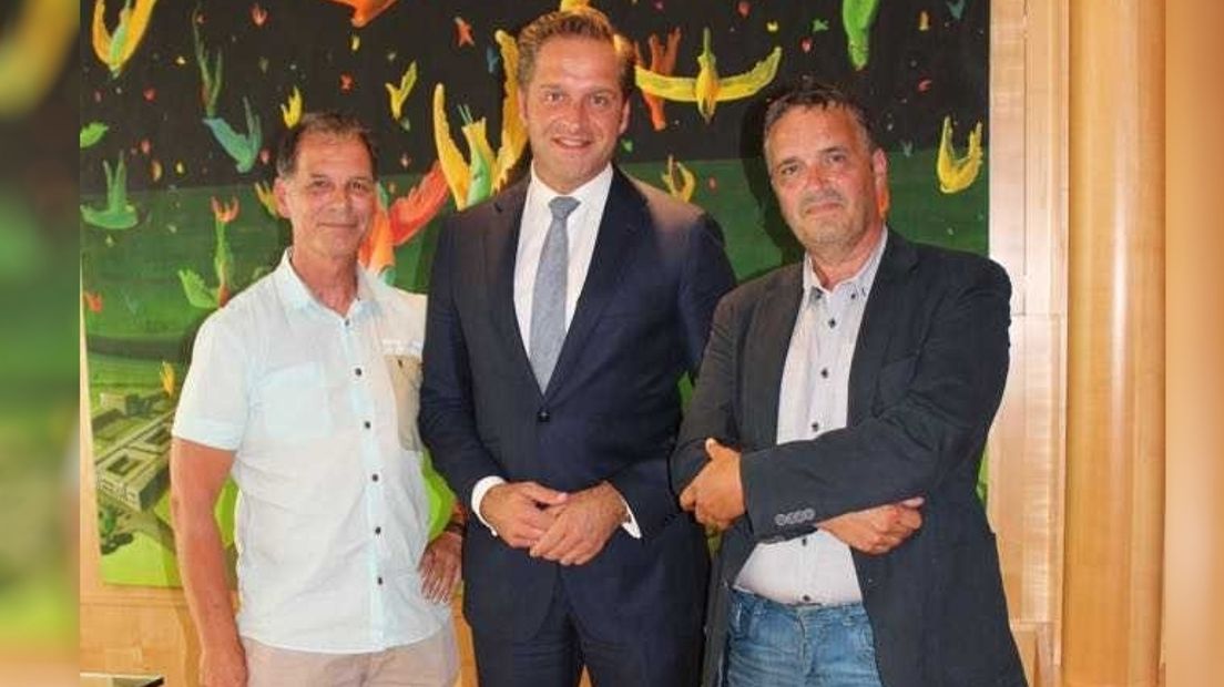 Paul van den Bergen (l) en Johan Dobbelaar met minister Hugo de Jonge