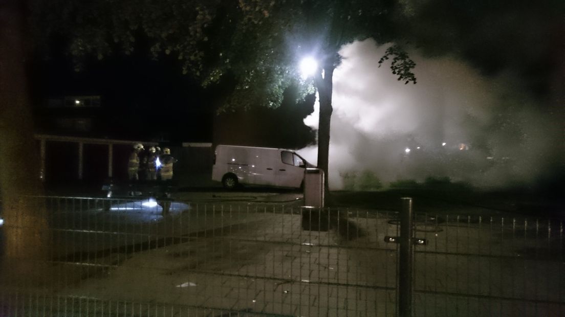 Opnieuw een autobrand in Ede. Aan de Sint Hubertus stond zaterdagavond een wit bestelbusje in brand.