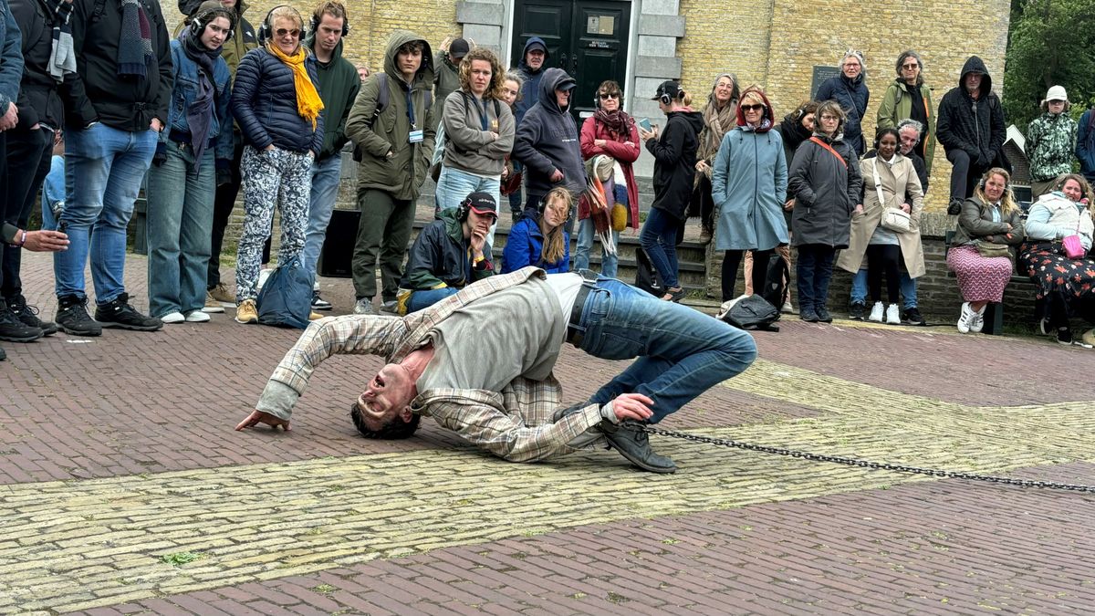 Straattheater op Oerol: dansende zombie en trommelen met eetstokjes
